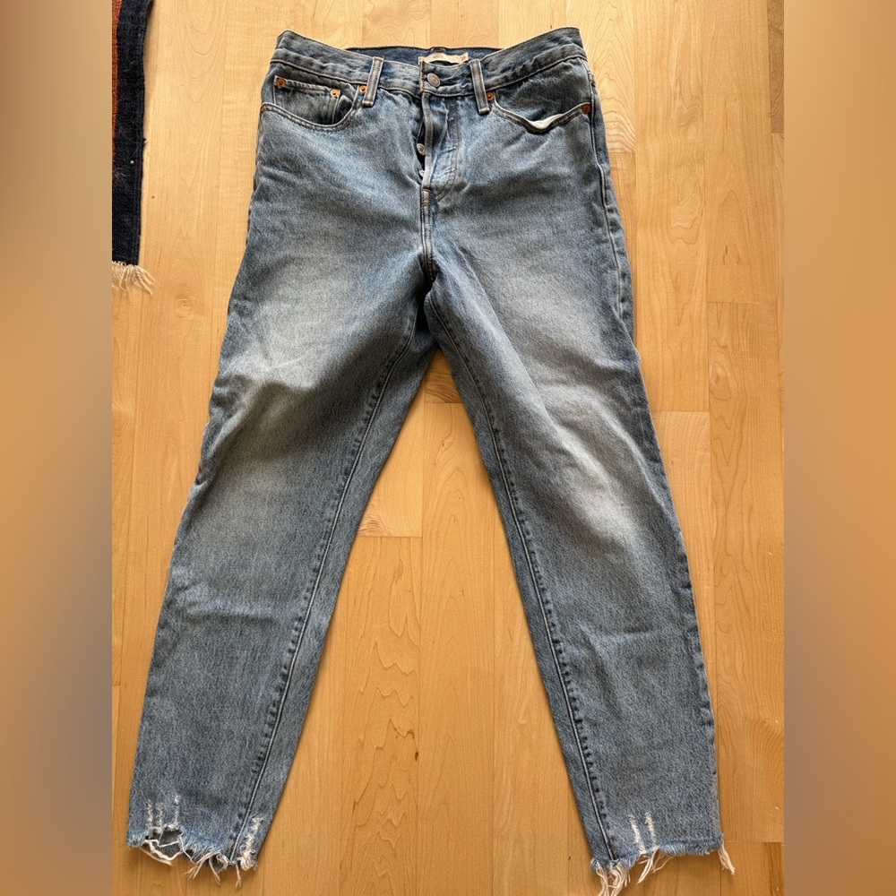 Classic light blue Levi’s jeans straight leg